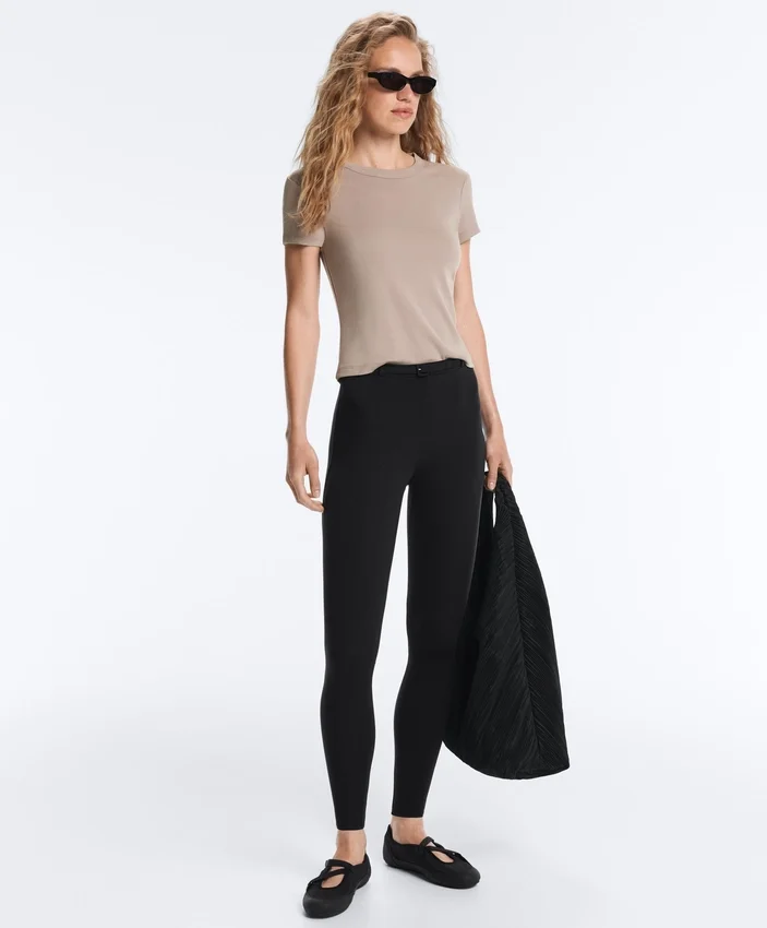 T-shirt aderente a maniche corte in modal a costine T-shirt aderente a maniche corte in modal a costine