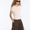 T-shirt aderente a maniche corte in modal a costine T-shirt aderente a maniche corte in modal a costine