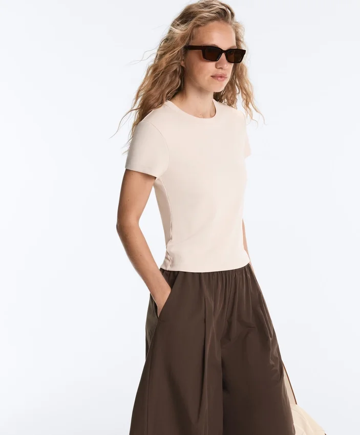 T-shirt aderente a maniche corte in modal a costine T-shirt aderente a maniche corte in modal a costine