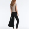 T-shirt aderente a maniche corte in modal a costine T-shirt aderente a maniche corte in modal a costine