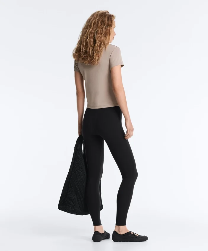 T-shirt aderente a maniche corte in modal a costine T-shirt aderente a maniche corte in modal a costine
