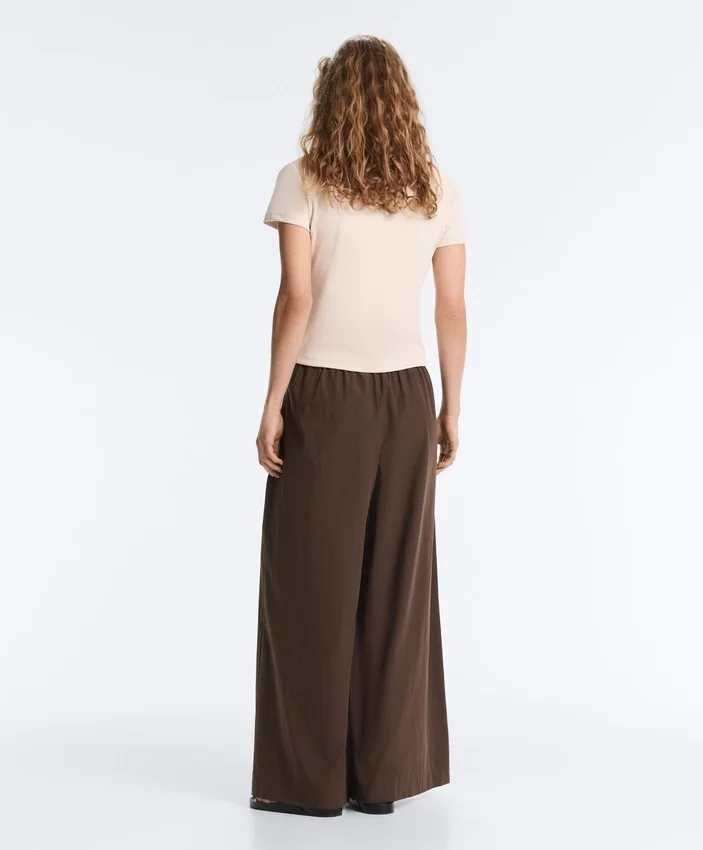T-shirt aderente a maniche corte in modal a costine T-shirt aderente a maniche corte in modal a costine