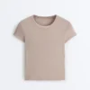 T-shirt aderente a maniche corte in modal a costine T-shirt aderente a maniche corte in modal a costine