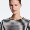 T-shirt aderente a maniche lunghe a righe T-shirt aderente a maniche lunghe a righe