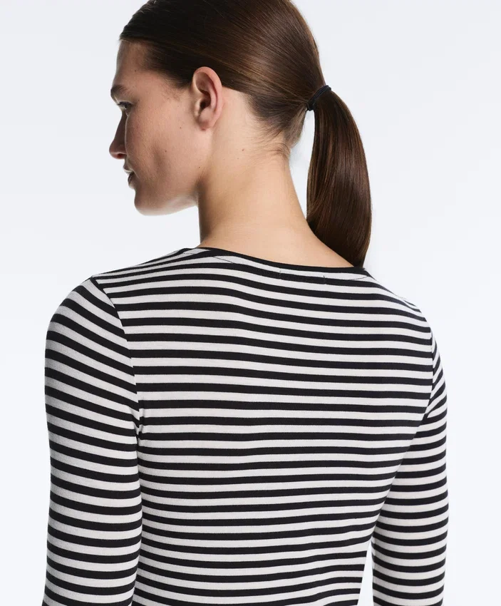 T-shirt aderente a maniche lunghe a righe T-shirt aderente a maniche lunghe a righe