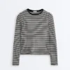 T-shirt aderente a maniche lunghe a righe T-shirt aderente a maniche lunghe a righe