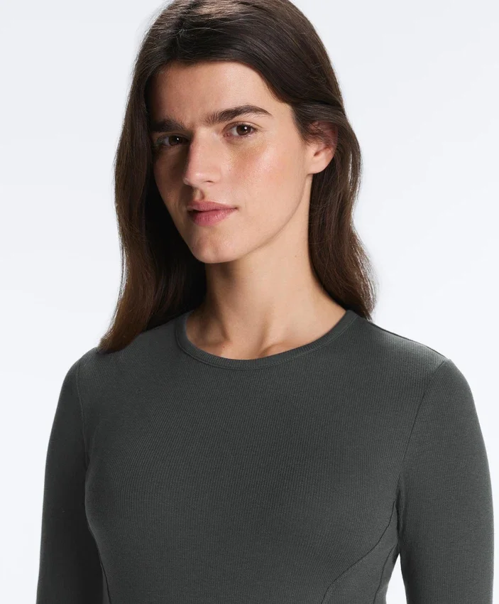 T-shirt aderente a maniche lunghe in tessuto a costine di cotone e modal T-shirt aderente a maniche lunghe in tessuto a costine di cotone e modal