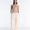T-shirt aderente con spalline a costine in cotone e modal T-shirt aderente con spalline a costine in cotone e modal