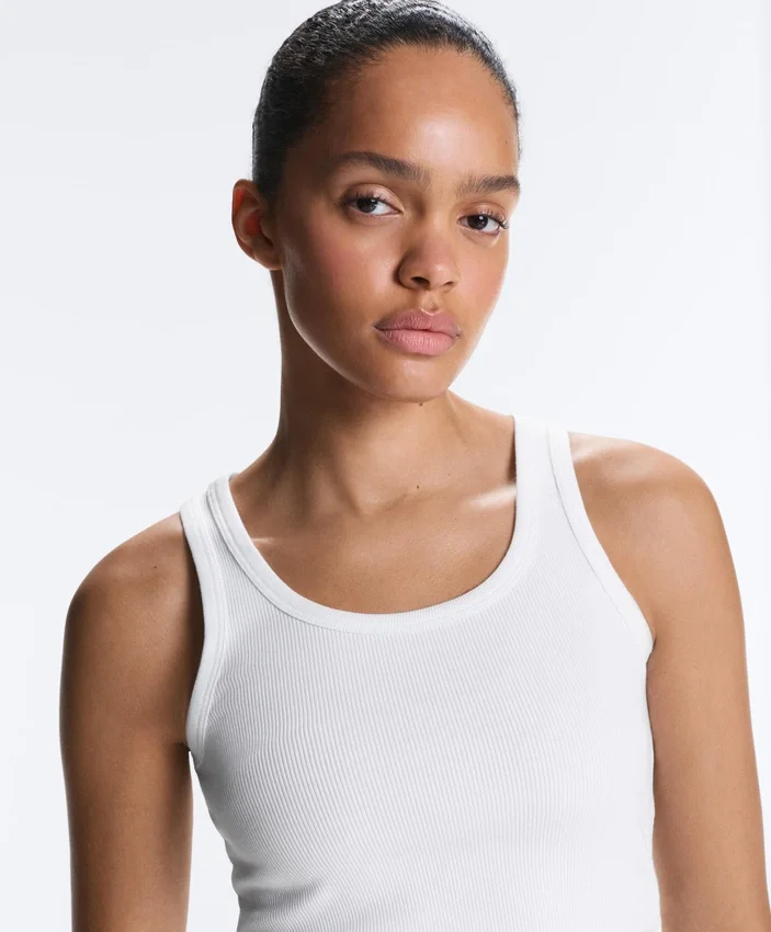 T-shirt aderente con spalline a costine in cotone e modal T-shirt aderente con spalline a costine in cotone e modal