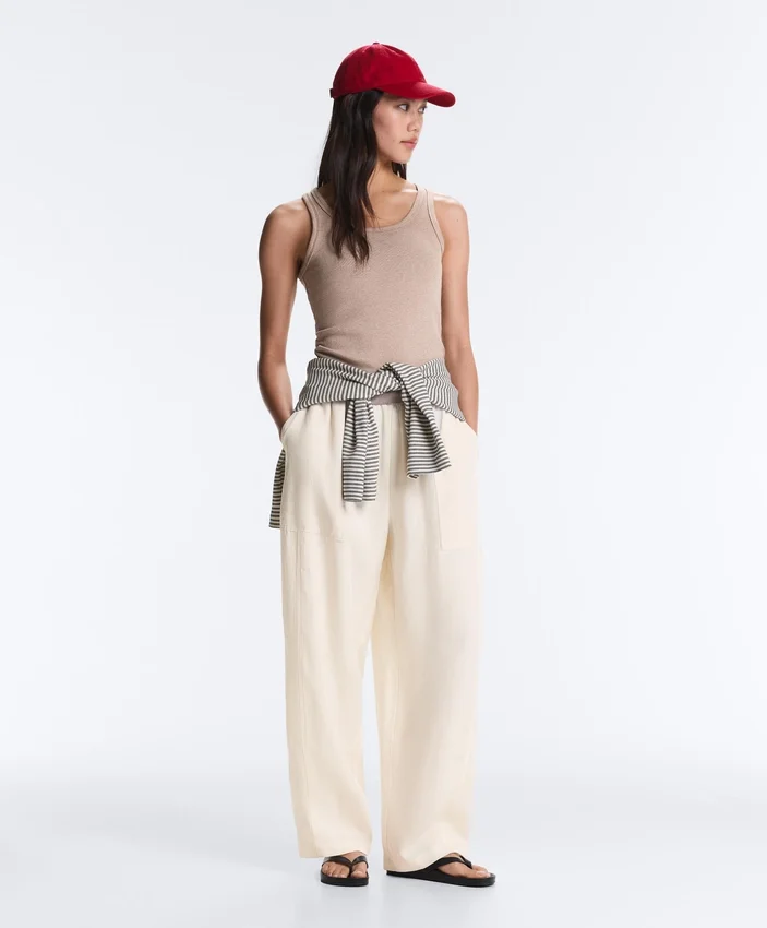 T-shirt aderente con spalline a costine in cotone e modal T-shirt aderente con spalline a costine in cotone e modal