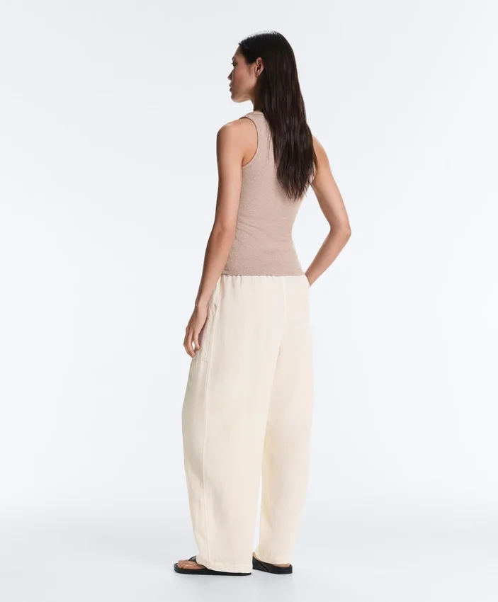 T-shirt aderente con spalline a costine in cotone e modal T-shirt aderente con spalline a costine in cotone e modal