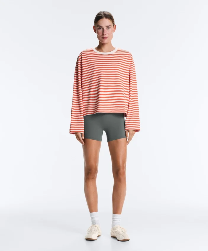 T-shirt boxy a maniche lunghe a righe in 100% cotone T-shirt boxy a maniche lunghe a righe in 100% cotone