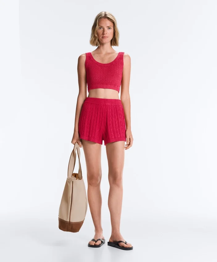 T-shirt corta in maglia lavata con spalline a trecce T-shirt corta in maglia lavata con spalline a trecce