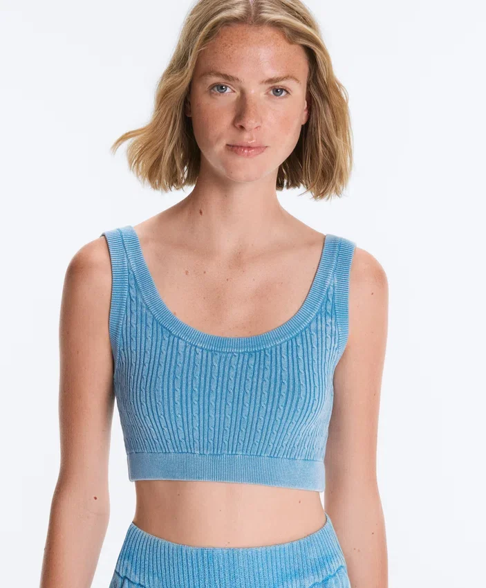 T-shirt corta in maglia lavata con spalline a trecce T-shirt corta in maglia lavata con spalline a trecce