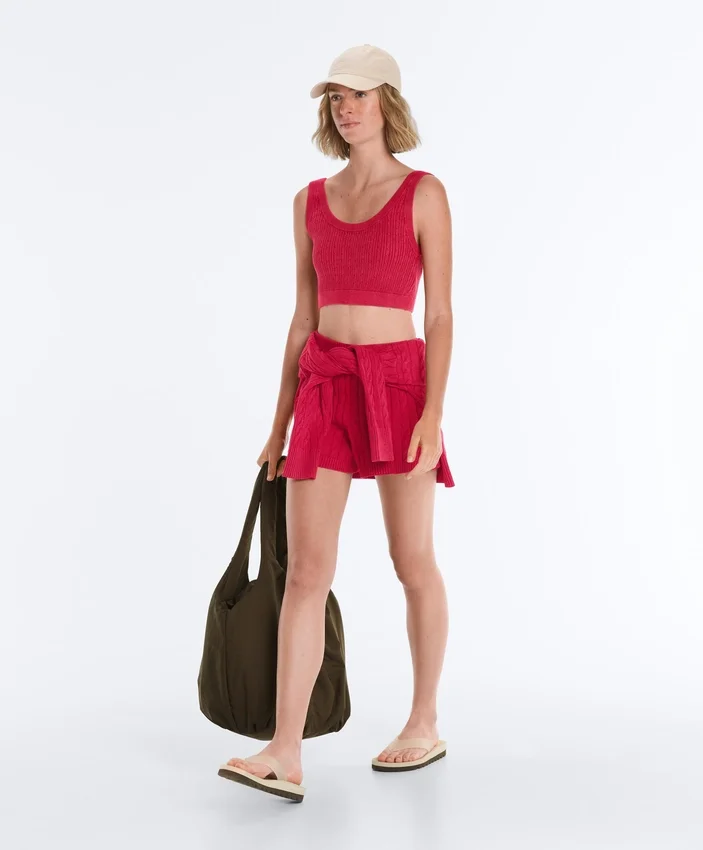 T-shirt corta in maglia lavata con spalline a trecce T-shirt corta in maglia lavata con spalline a trecce