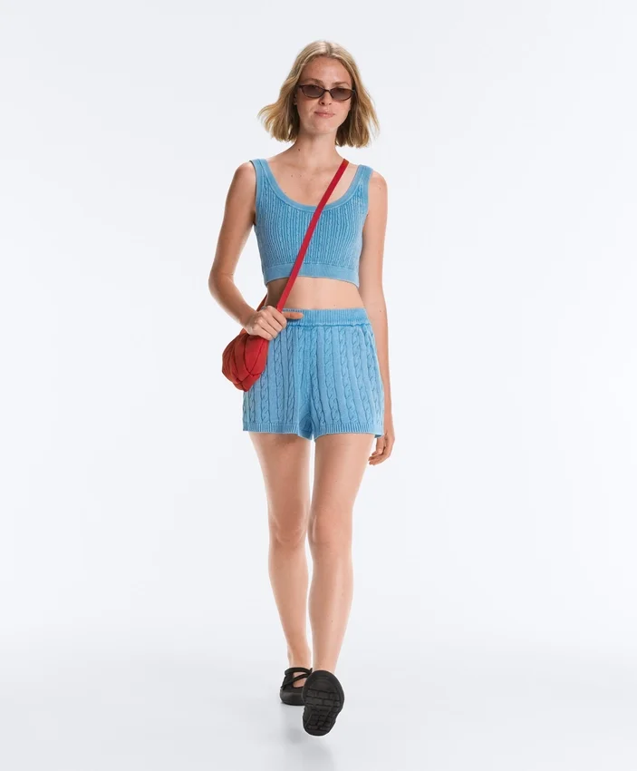 T-shirt corta in maglia lavata con spalline a trecce T-shirt corta in maglia lavata con spalline a trecce