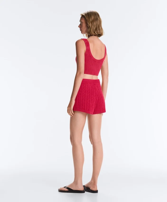 T-shirt corta in maglia lavata con spalline a trecce T-shirt corta in maglia lavata con spalline a trecce