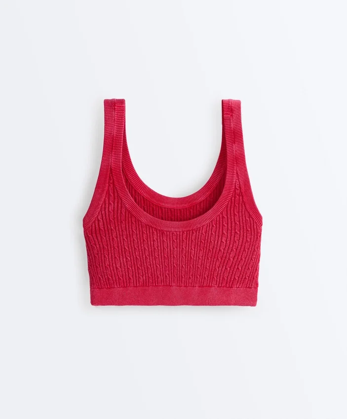 T-shirt corta in maglia lavata con spalline a trecce T-shirt corta in maglia lavata con spalline a trecce