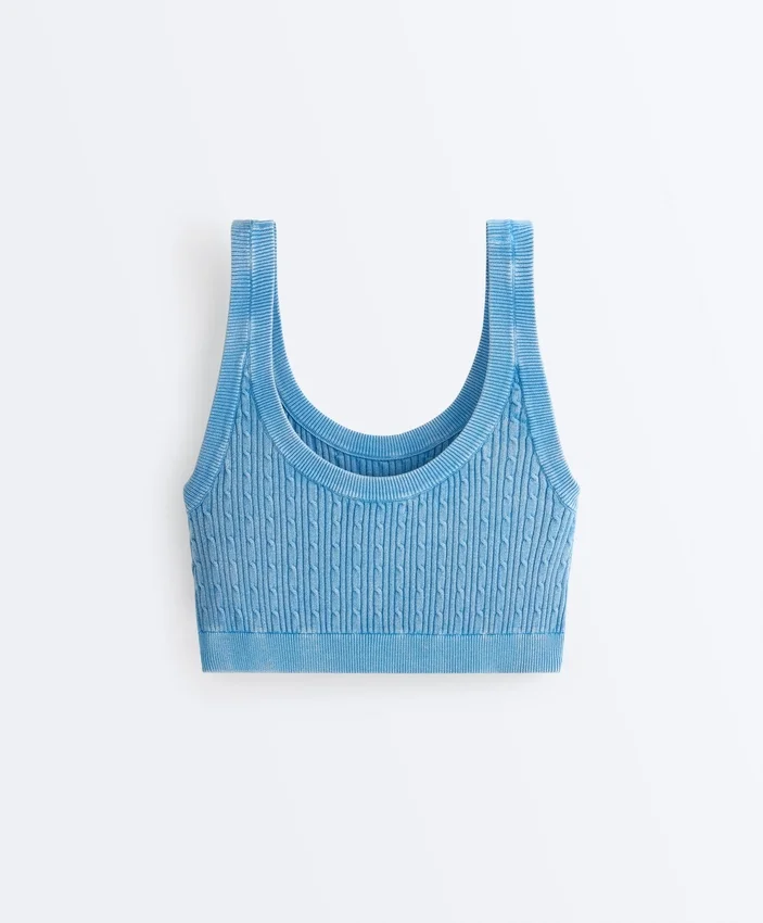 T-shirt corta in maglia lavata con spalline a trecce T-shirt corta in maglia lavata con spalline a trecce