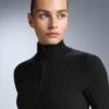 T-shirt intima termica a costine con colletto a V T-shirt intima termica a costine con colletto a V