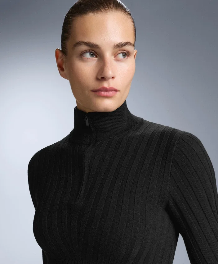 T-shirt intima termica a costine con colletto a V T-shirt intima termica a costine con colletto a V