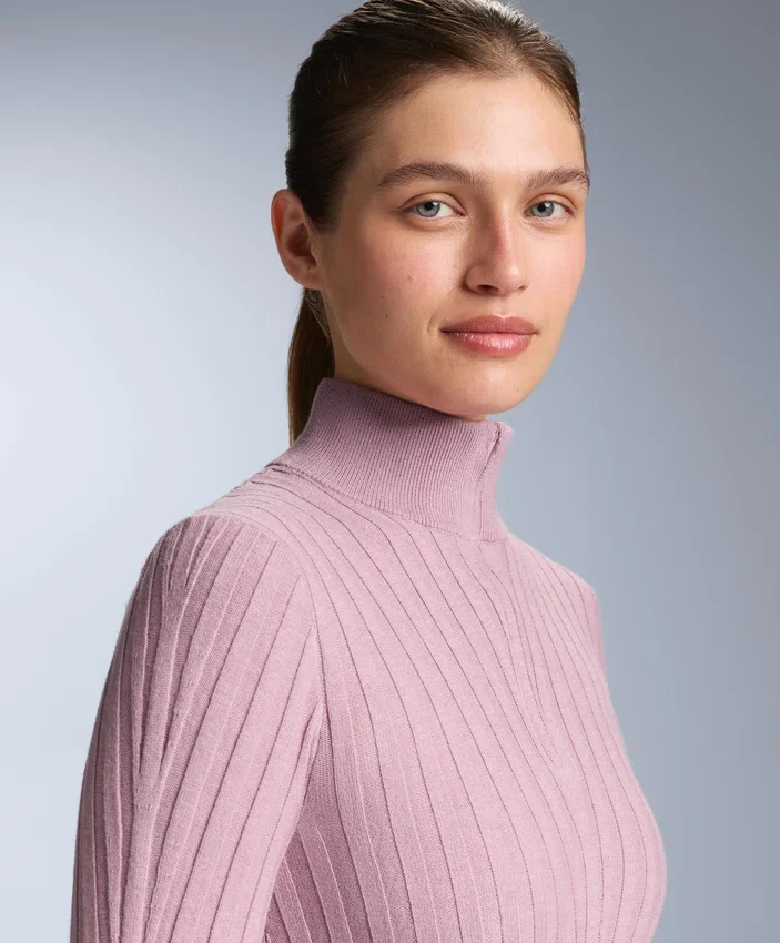 T-shirt intima termica a costine con colletto a V T-shirt intima termica a costine con colletto a V
