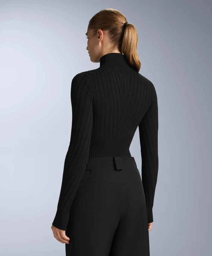 T-shirt intima termica a costine con colletto a V T-shirt intima termica a costine con colletto a V