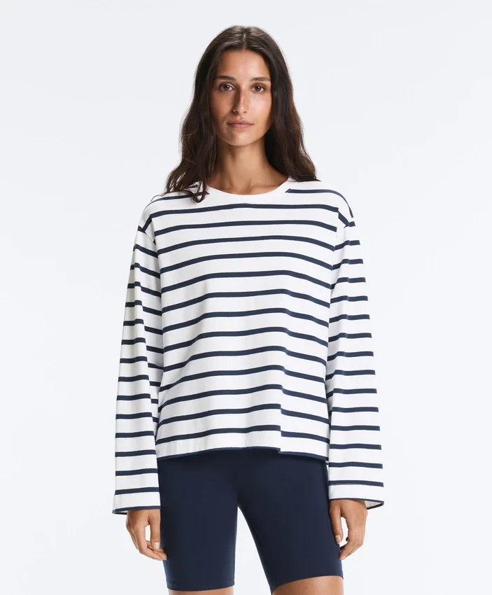 T-shirt oversize a maniche lunghe in misto cotone a righe T-shirt oversize a maniche lunghe in misto cotone a righe