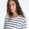 T-shirt oversize a maniche lunghe in misto cotone a righe T-shirt oversize a maniche lunghe in misto cotone a righe