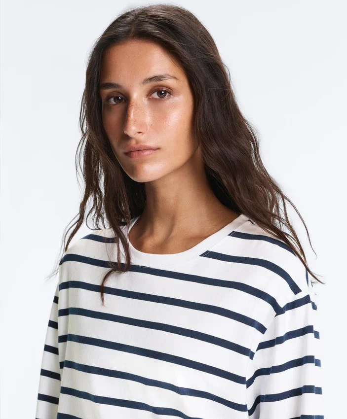 T-shirt oversize a maniche lunghe in misto cotone a righe T-shirt oversize a maniche lunghe in misto cotone a righe