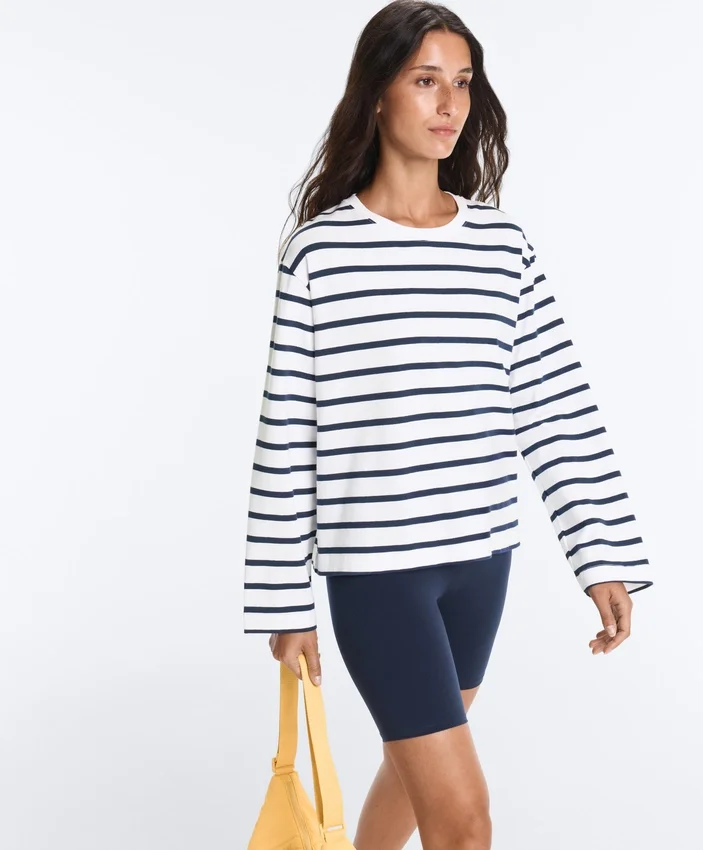 T-shirt oversize a maniche lunghe in misto cotone a righe T-shirt oversize a maniche lunghe in misto cotone a righe