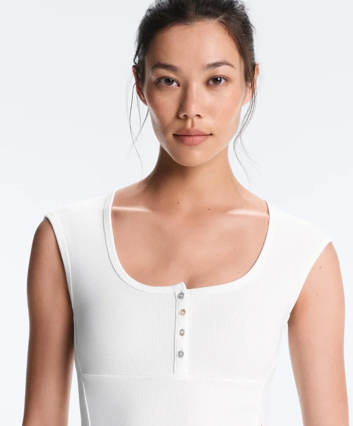 T-shirt senza maniche a costine con bottoni in cotone e modal T-shirt senza maniche a costine con bottoni in cotone e modal