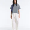 T-shirt squadrata a maniche corte in misto cotone a righe T-shirt squadrata a maniche corte in misto cotone a righe
