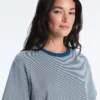 T-shirt squadrata a maniche corte in misto cotone a righe T-shirt squadrata a maniche corte in misto cotone a righe
