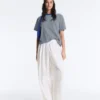 T-shirt squadrata a maniche corte in misto cotone a righe T-shirt squadrata a maniche corte in misto cotone a righe