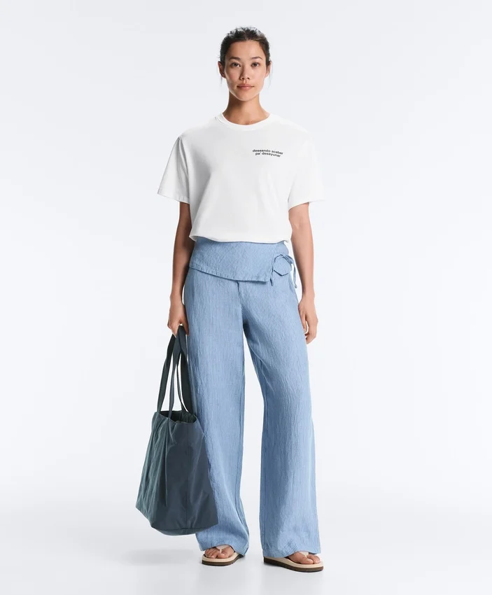 T-shirt squadrata in misto cotone con slogan T-shirt squadrata in misto cotone con slogan
