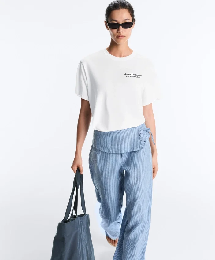 T-shirt squadrata in misto cotone con slogan T-shirt squadrata in misto cotone con slogan