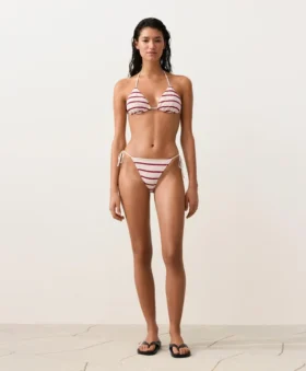 Top a triangolo a righe lavorato all’uncinetto per il Bikini