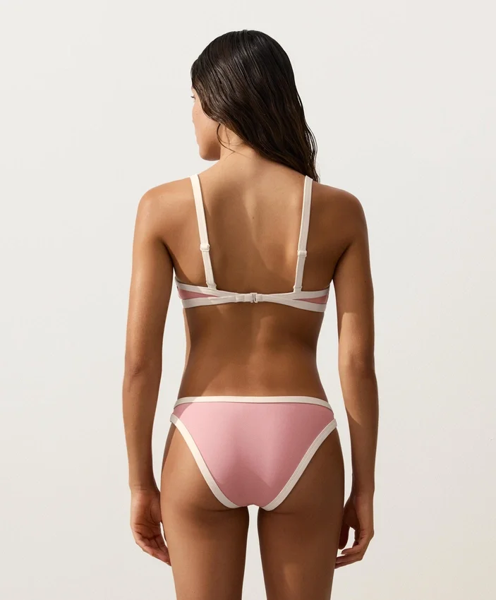 Slip bikini classico con bordi a contrasto Slip bikini classico con bordi a contrasto