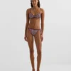 Slip bikini a copertura media a righe testurizzate con lacci