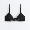 Top bikini a triangolo con bordino e lacci