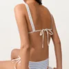 Top bikini a triangolo con scollo all’americana a righe Top bikini a triangolo con scollo all’americana a righe