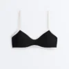 Top bikini con bordi a contrasto
