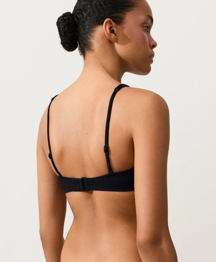 Top bikini con scollo all’americana in piqué con lacci sul retro Top bikini con scollo all’americana in piqué con lacci sul retro