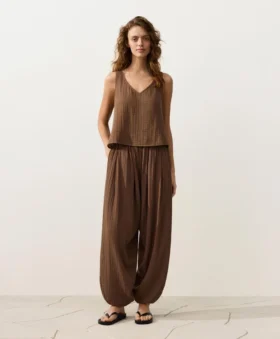 Top con spalline e scollo a V in 100% cotone