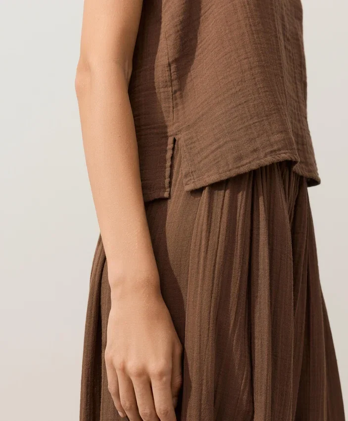 Top con spalline e scollo a V in 100% cotone Top con spalline e scollo a V in 100% cotone