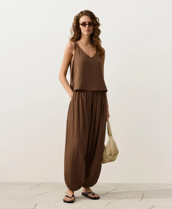 Top con spalline e scollo a V in 100% cotone Top con spalline e scollo a V in 100% cotone