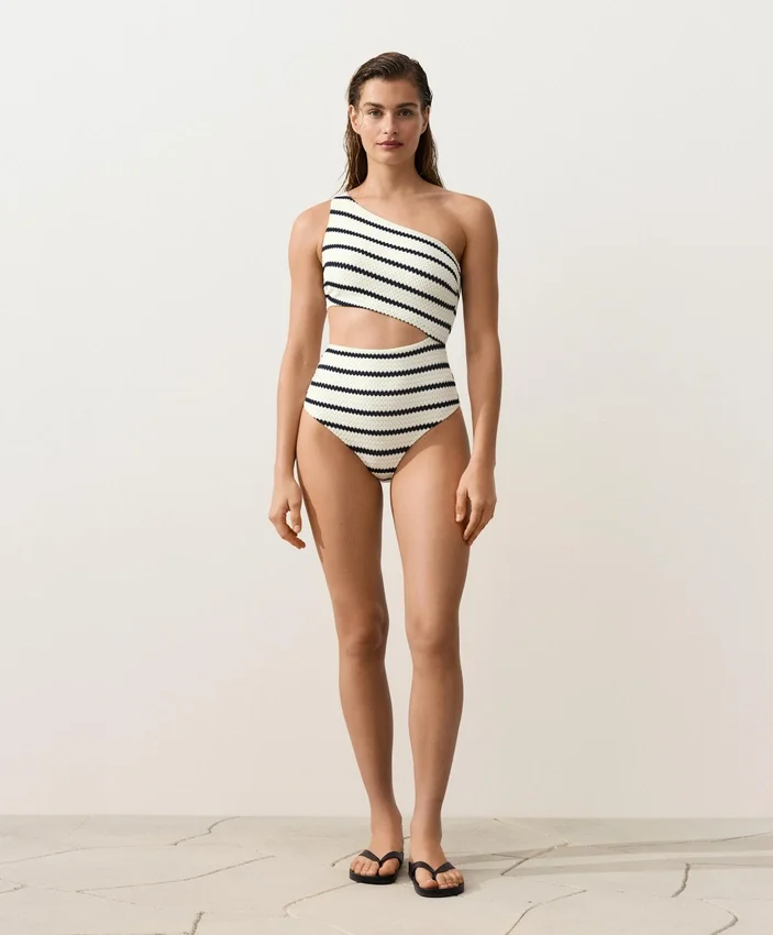 Trikini asimmetrico a righe in crochet Trikini asimmetrico a righe in crochet