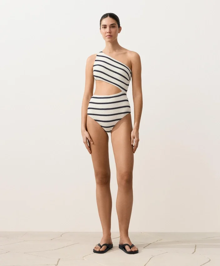 Trikini asimmetrico a righe in crochet Trikini asimmetrico a righe in crochet