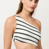 Trikini asimmetrico a righe in crochet Trikini asimmetrico a righe in crochet